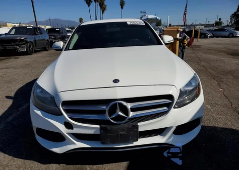 2017 Mercedes-Benz C 300 z USA, uszkodzony, nr VIN 55SWF4JB8HU207716